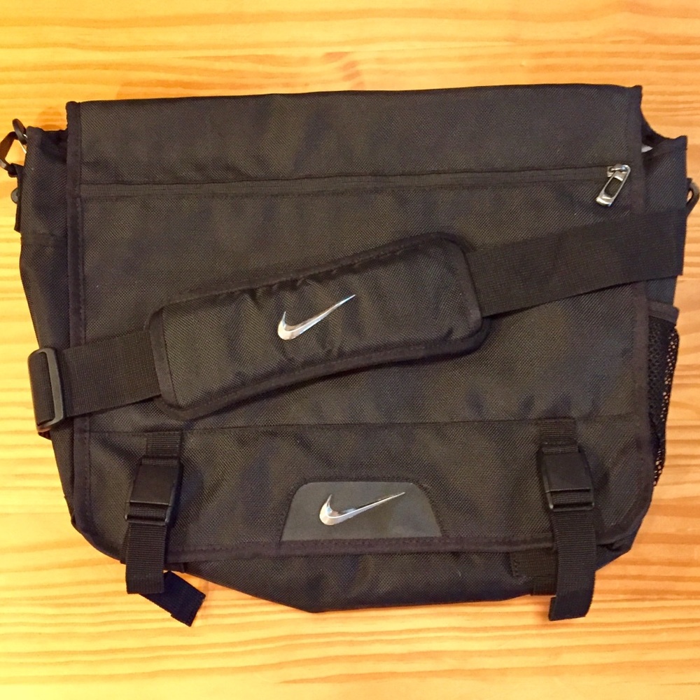 NWOT Nike Departure Golf Messenger Bag
